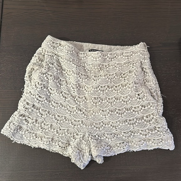 Express Size 4 White Cotton-Print High-Waist Side-Zip shorts With Pockets - Picture 2 of 10